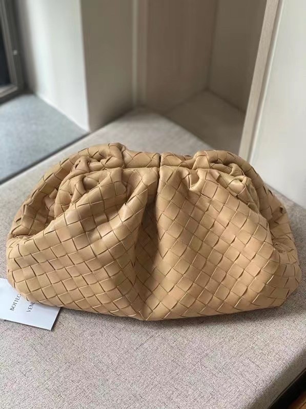 bo*te*ga Ve*ne*ta large pouch clutch in beige intrecciato lambskin