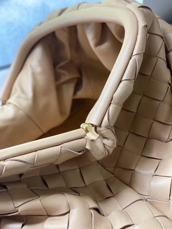 bo*te*ga Ve*ne*ta large pouch clutch in beige intrecciato lambskin