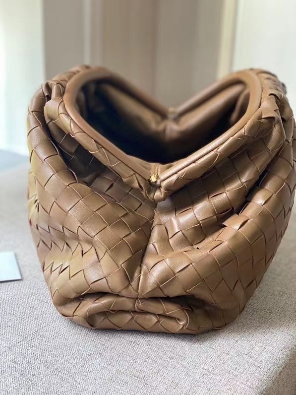 bo*te*ga Ve*ne*ta large pouch clutch in caramel intrecciato lambskin