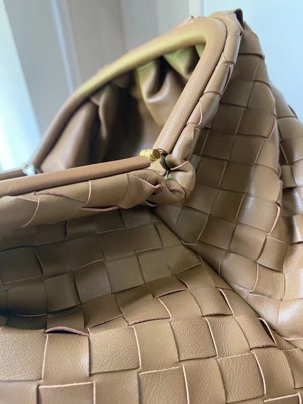bo*te*ga Ve*ne*ta large pouch clutch in caramel intrecciato lambskin
