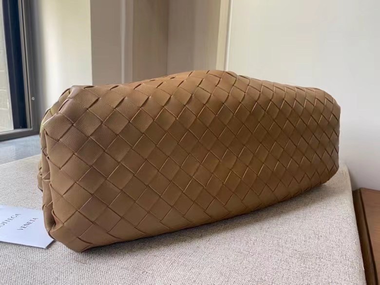 bo*te*ga Ve*ne*ta large pouch clutch in caramel intrecciato lambskin