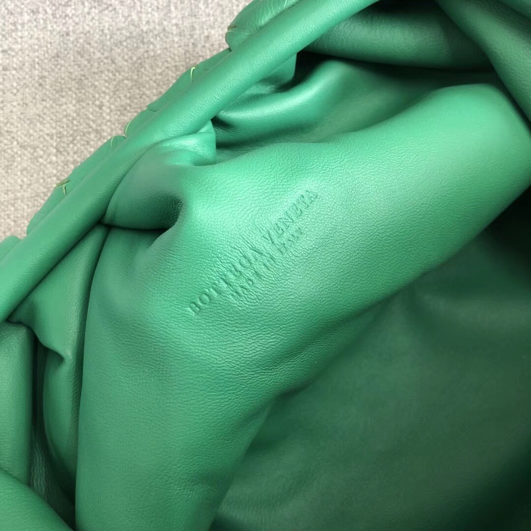 bo*te*ga Ve*ne*ta the pouch clutch in green intrecciato leather