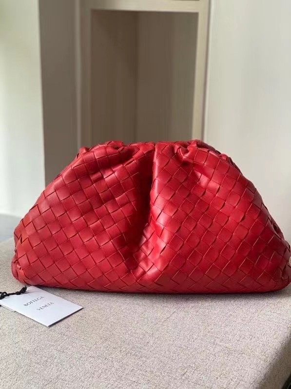 bo*te*ga Ve*ne*ta large pouch clutch in red intrecciato lambskin