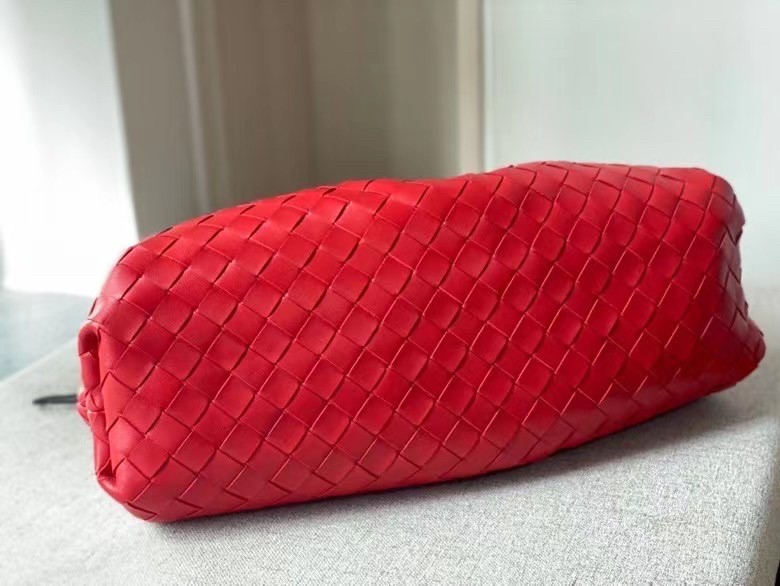 bo*te*ga Ve*ne*ta large pouch clutch in red intrecciato lambskin