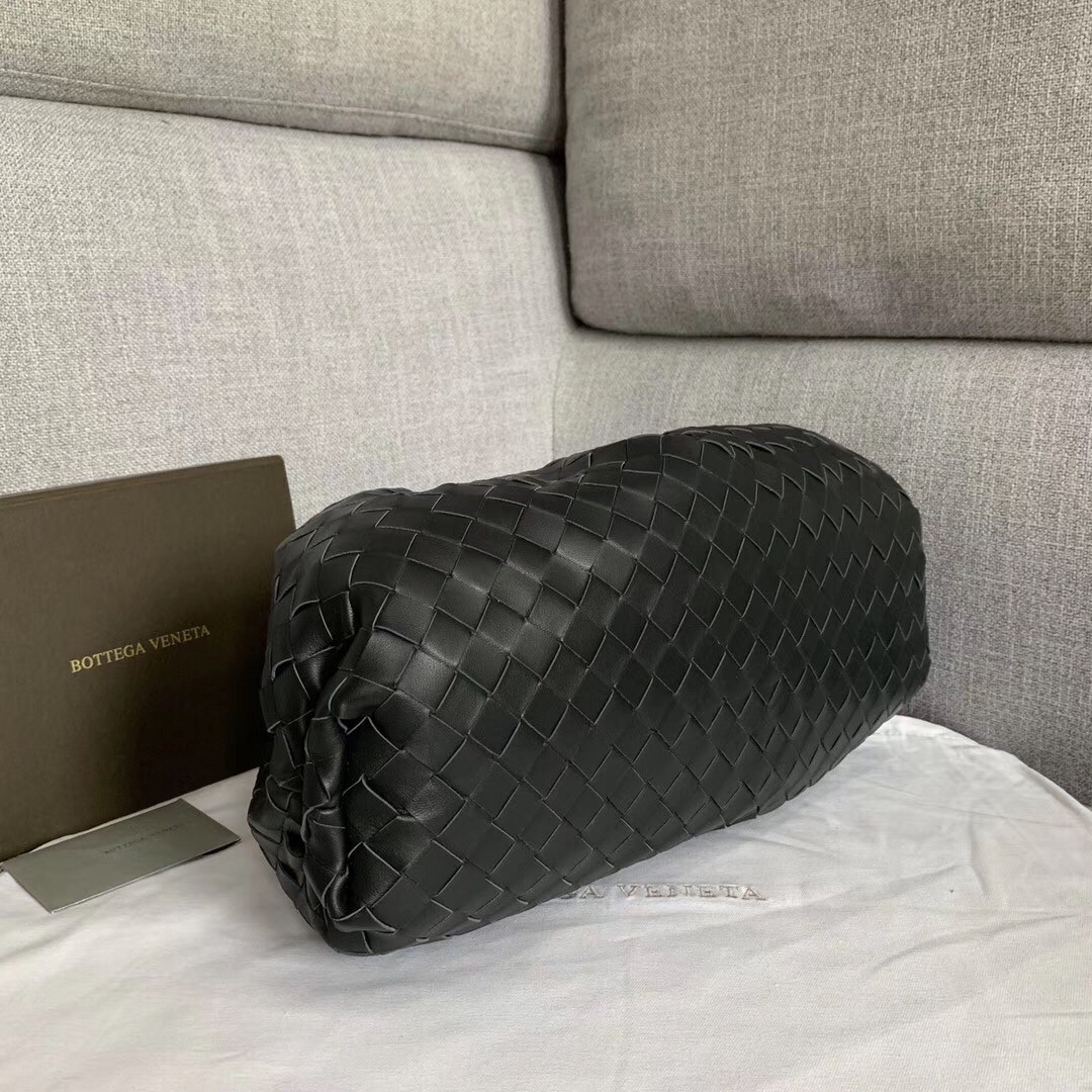 bo*te*ga Ve*ne*ta the pouch clutch in black intrecciato leather