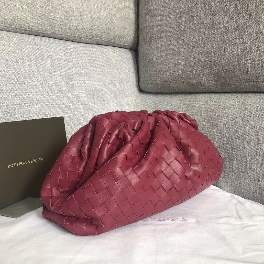 bo*te*ga Ve*ne*ta the pouch clutch in amaranto intrecciato leather