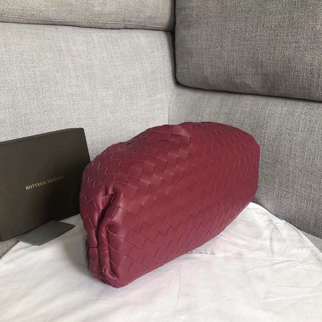 bo*te*ga Ve*ne*ta the pouch clutch in amaranto intrecciato leather