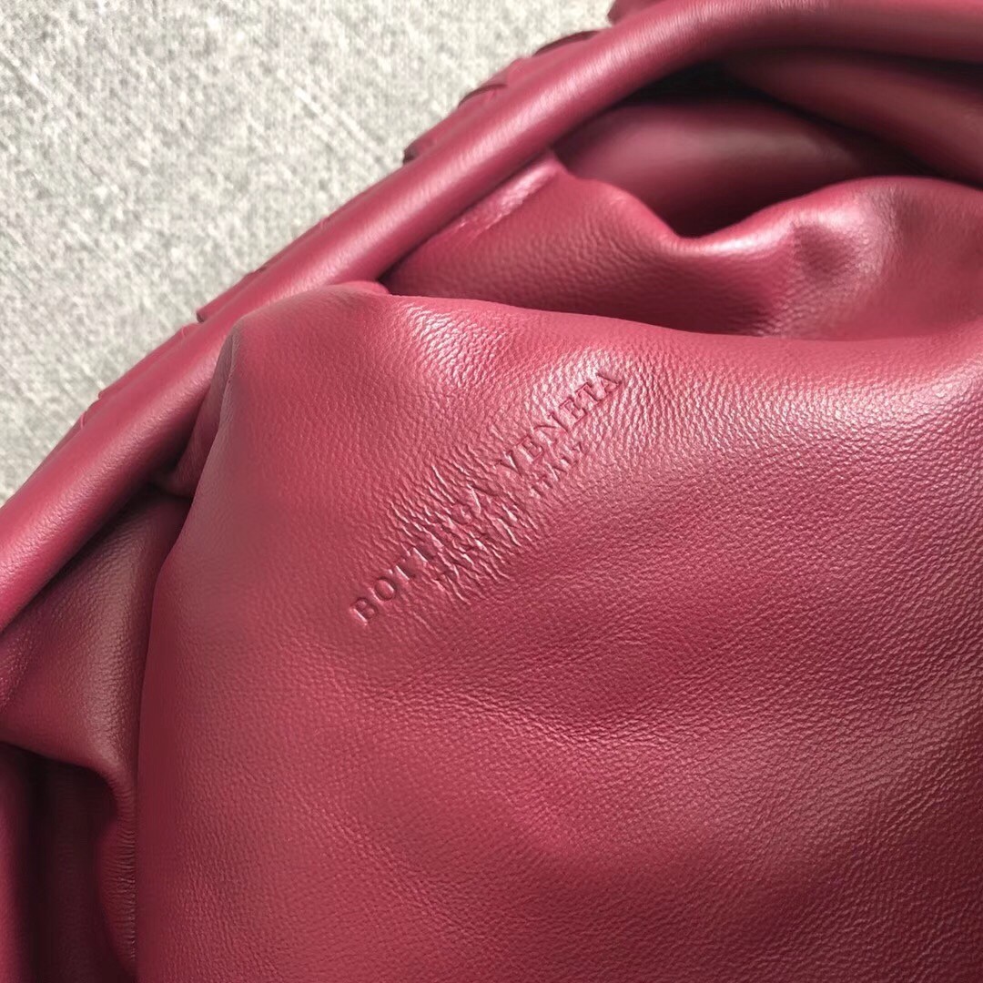 bo*te*ga Ve*ne*ta the pouch clutch in amaranto intrecciato leather