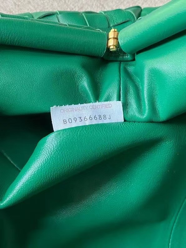 bo*te*ga Ve*ne*ta large pouch clutch in green intrecciato lambskin