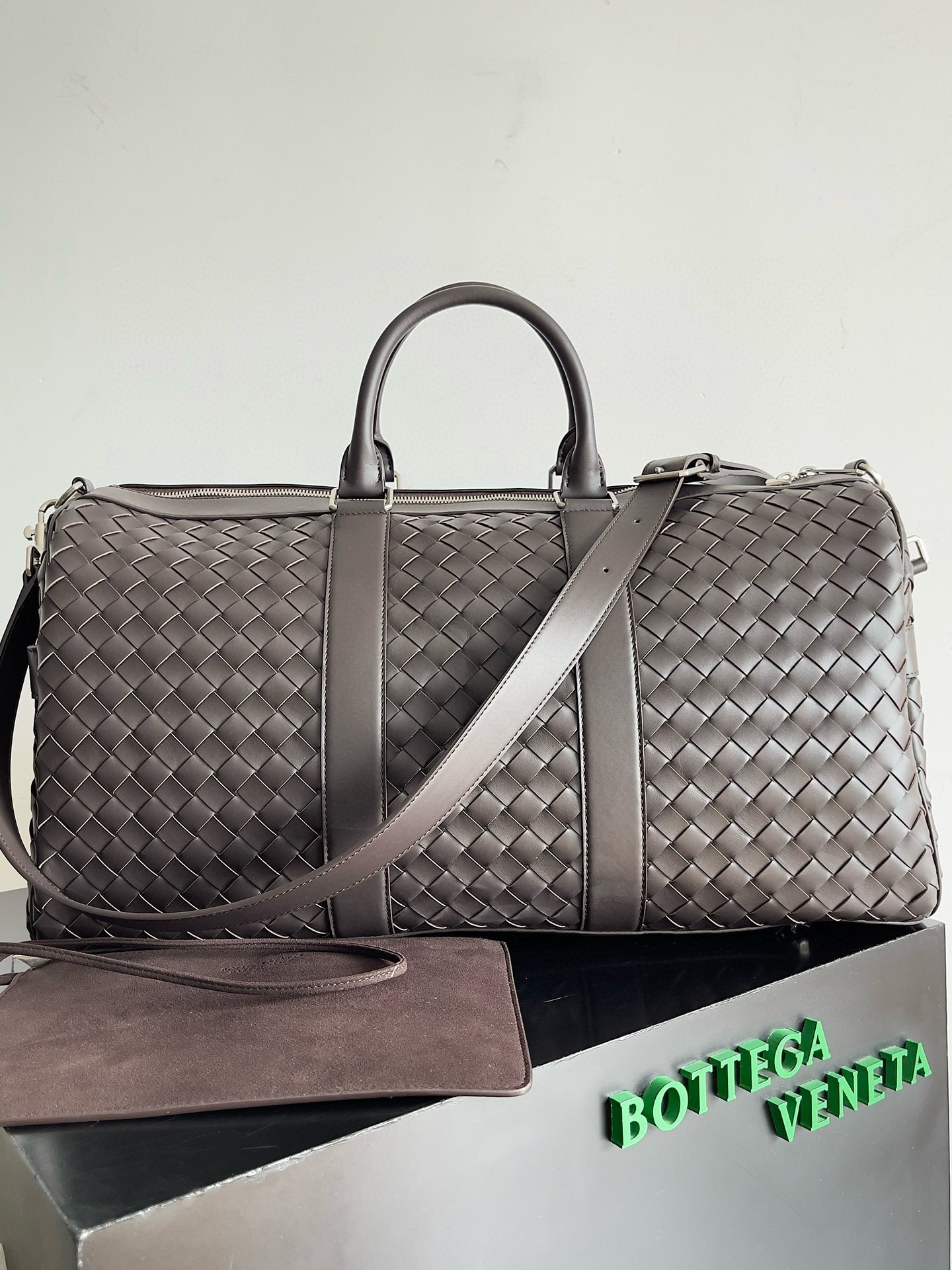 bo*te*ga Ve*ne*ta medium duffle bag in fondant intrecciato calfskin