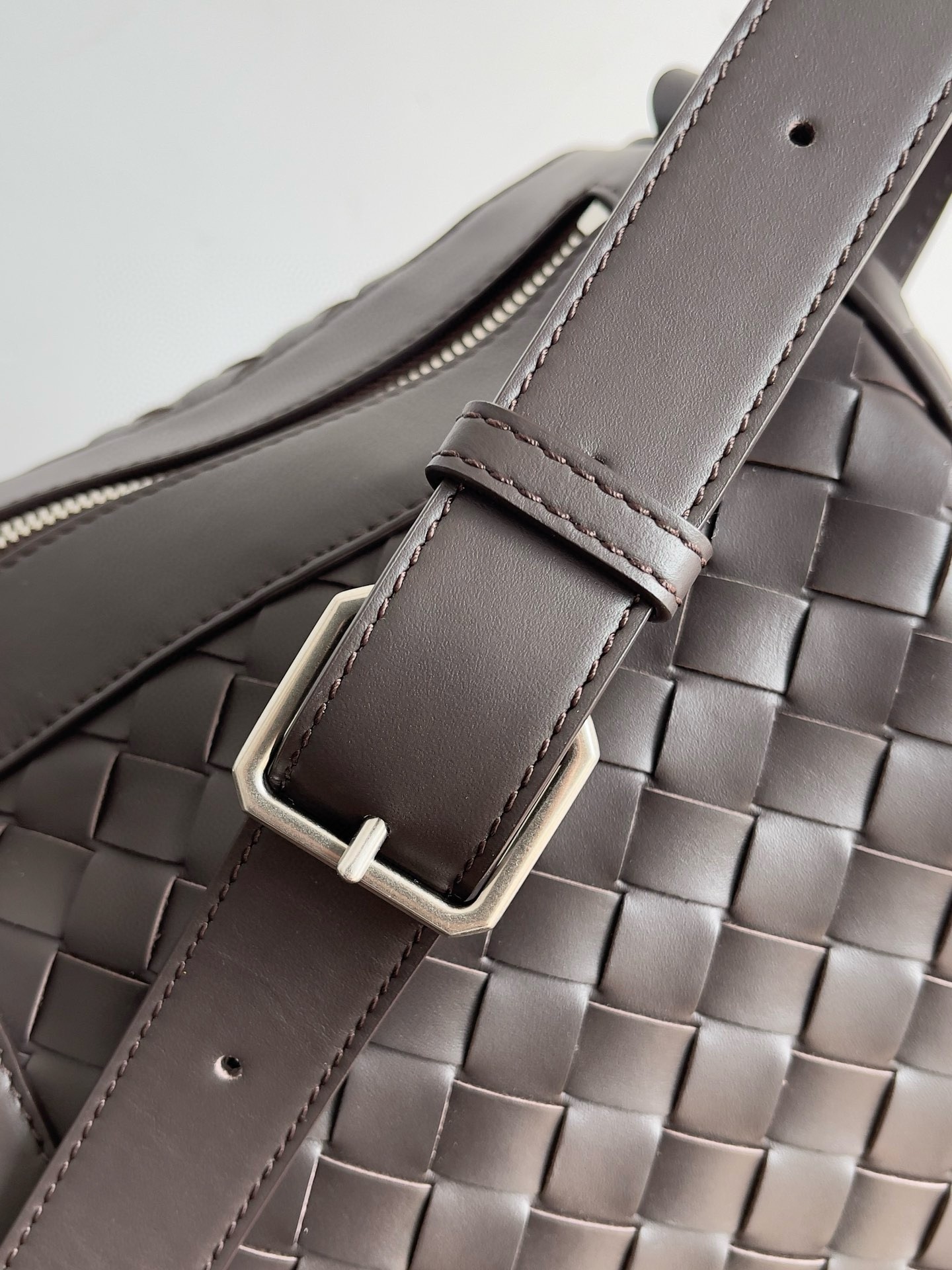 bo*te*ga Ve*ne*ta medium duffle bag in fondant intrecciato calfskin