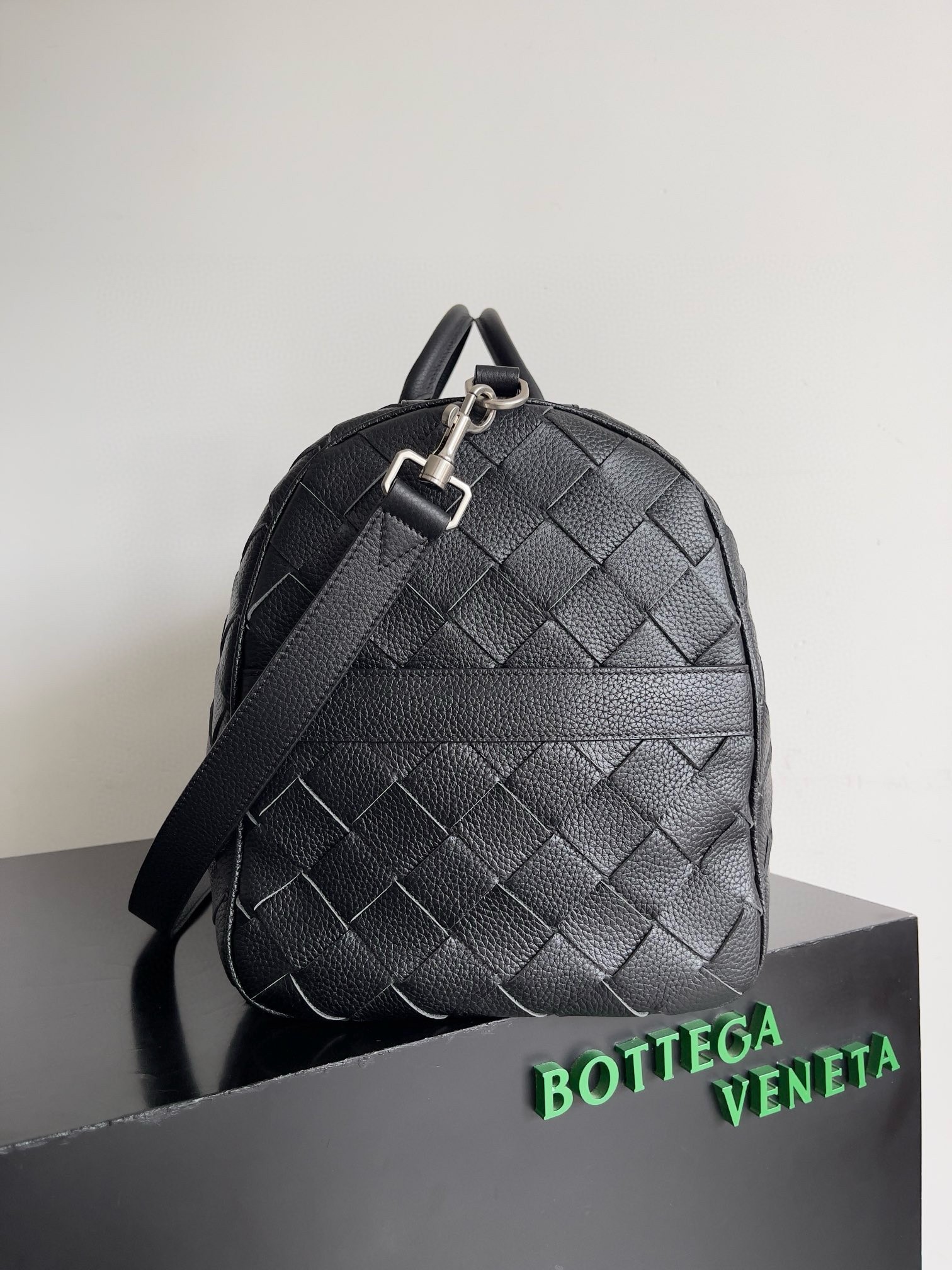 bo*te*ga Ve*ne*ta medium duffle bag in black intrecciato grained calfskin