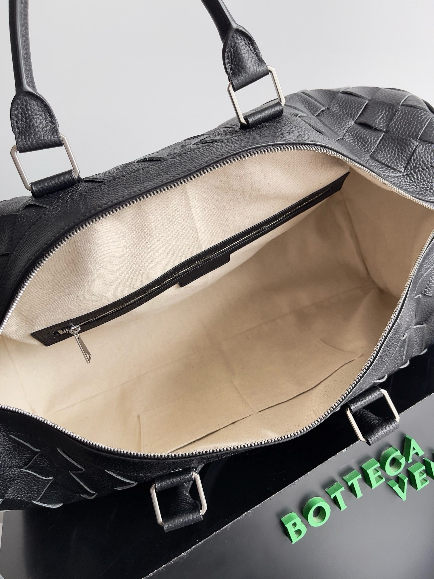 bo*te*ga Ve*ne*ta medium duffle bag in black intrecciato grained calfskin