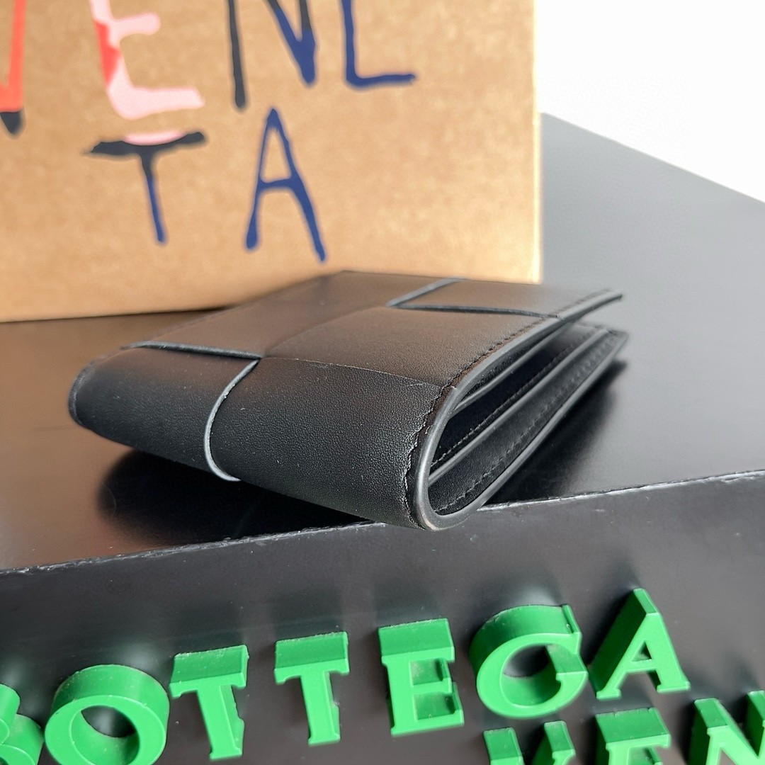 bo*te*ga Ve*ne*ta cassette bi-fold wallet in black intrecciato calfskin