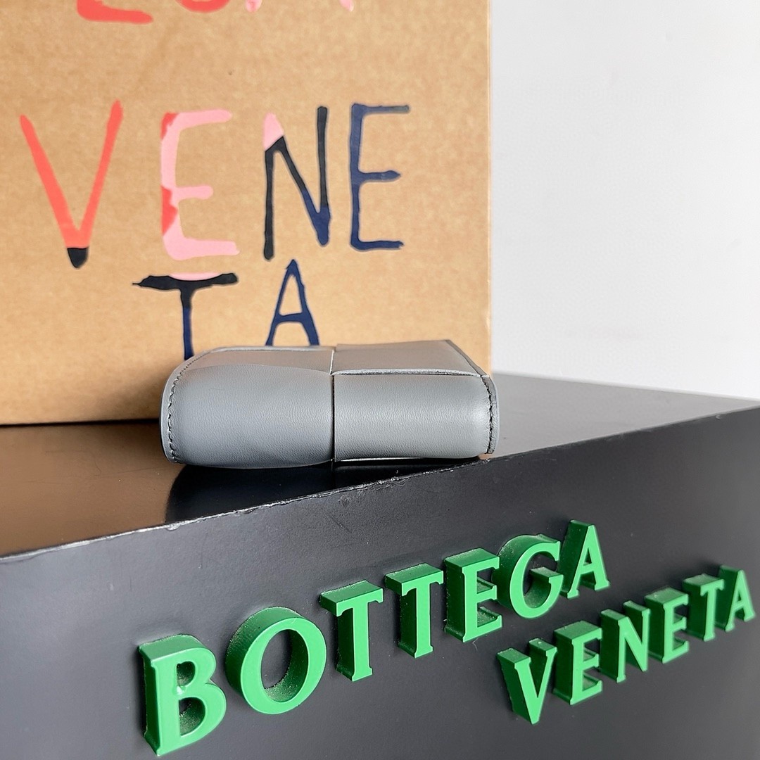 bo*te*ga Ve*ne*ta cassette bi-fold wallet in thunder intrecciato calfskin