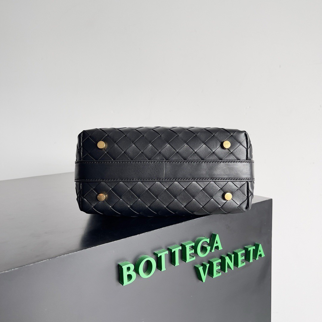 bo*te*ga Ve*ne*ta mini wallace bag in black intrecciato calfskin