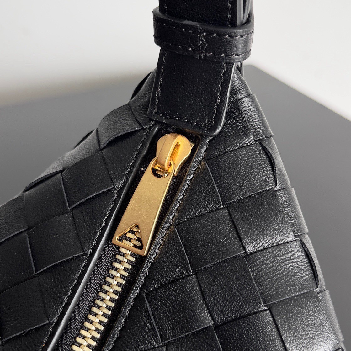 bo*te*ga Ve*ne*ta mini wallace bag in black intrecciato calfskin