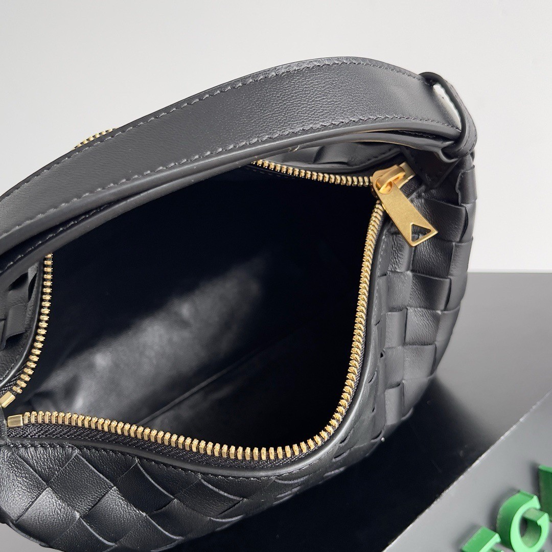 bo*te*ga Ve*ne*ta mini wallace bag in black intrecciato calfskin