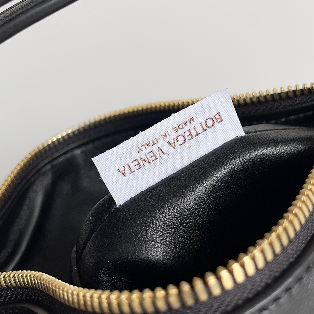 bo*te*ga Ve*ne*ta mini wallace bag in black intrecciato calfskin