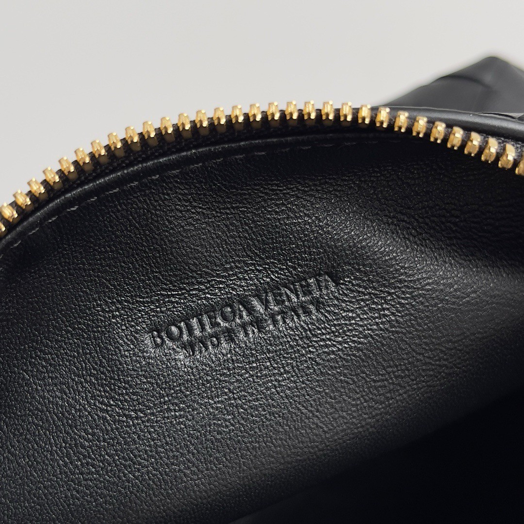bo*te*ga Ve*ne*ta mini wallace bag in black intrecciato calfskin