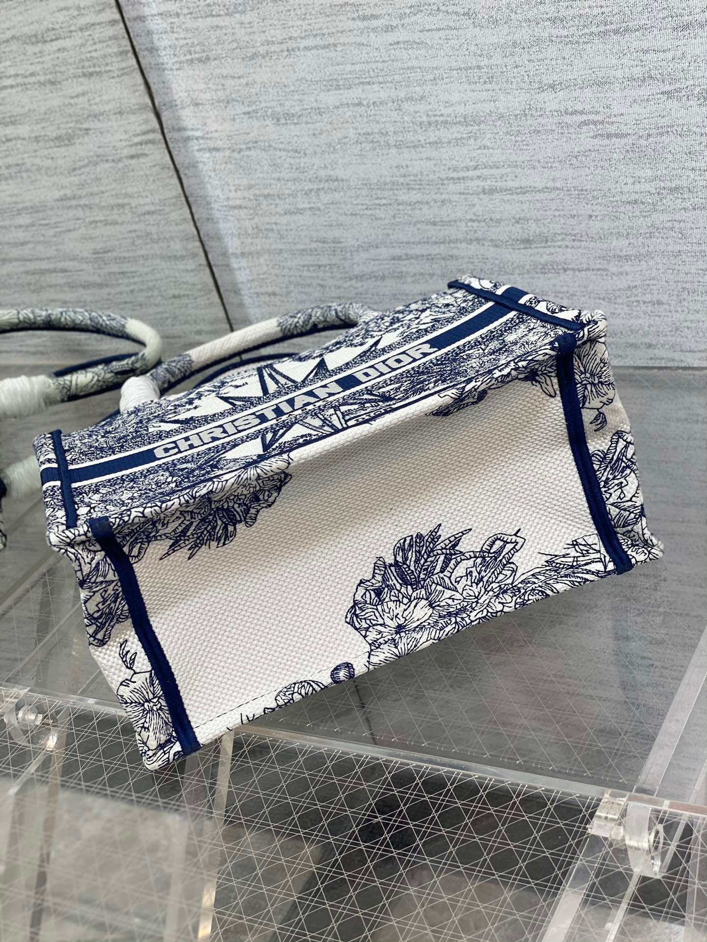 D*or small book tote bag in white & blue rêve d