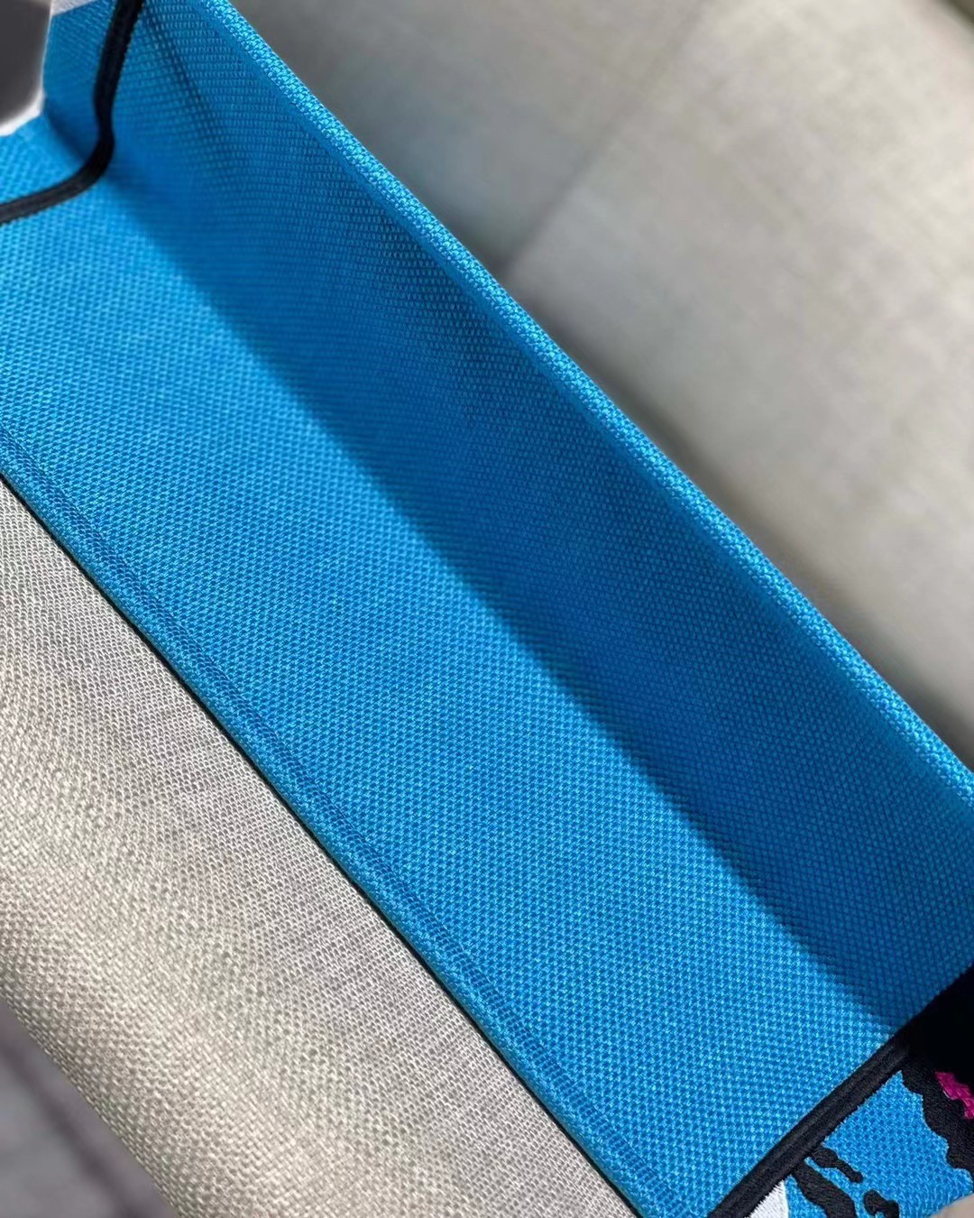 D*or medium book tote bag in blue d-jungle pop embroidery
