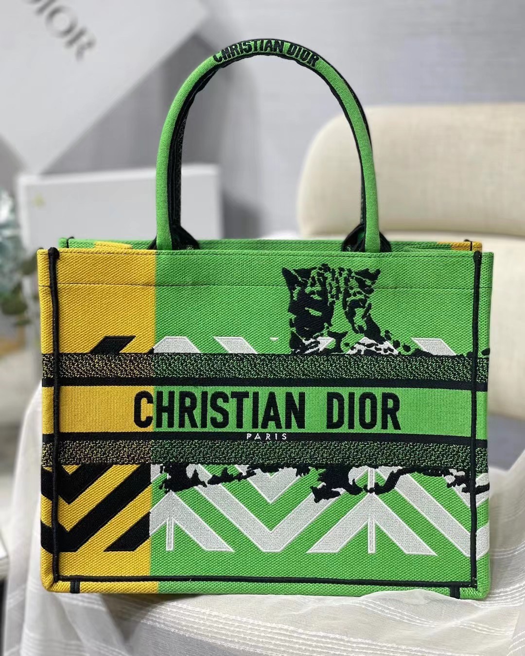 D*or medium book tote bag in green d-jungle pop embroidery