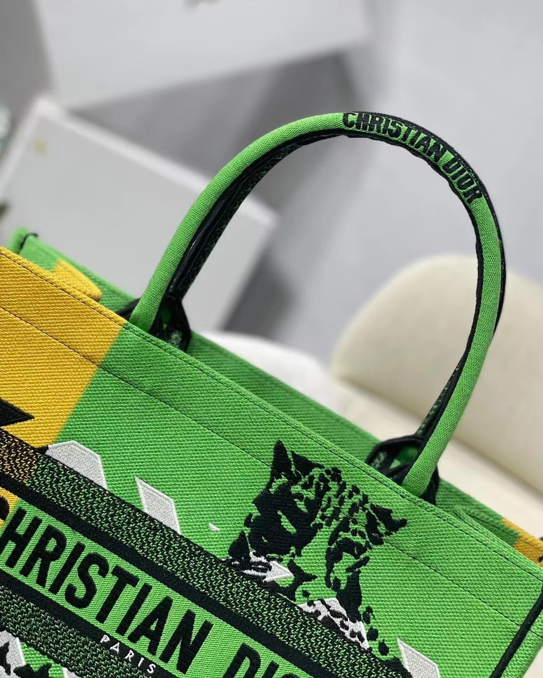 D*or medium book tote bag in green d-jungle pop embroidery