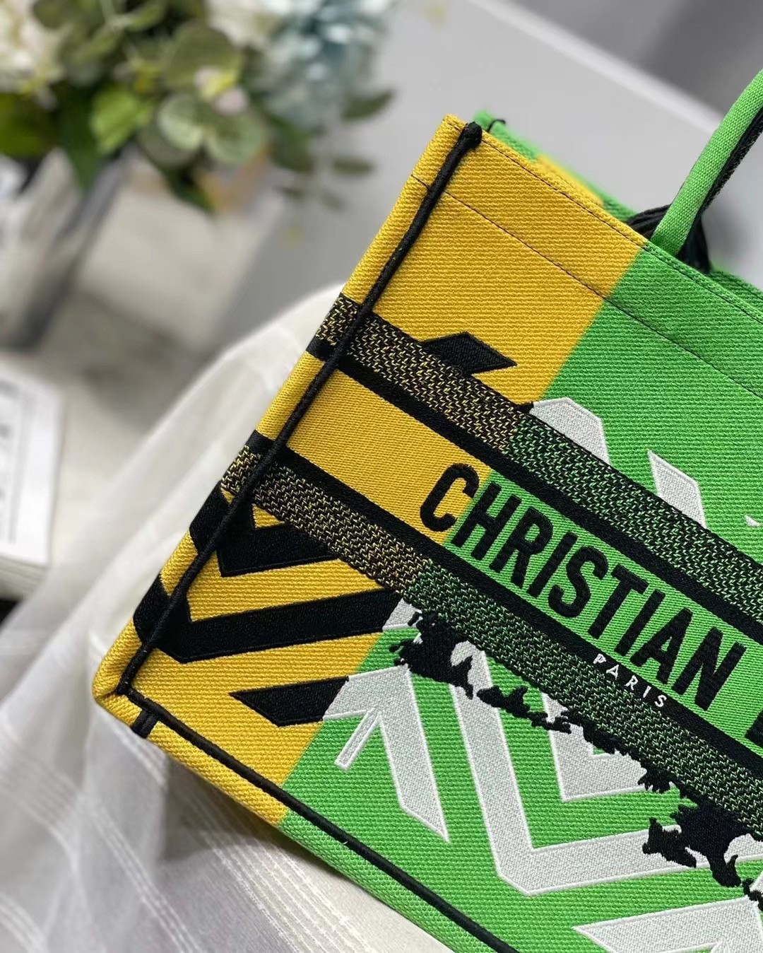 D*or medium book tote bag in green d-jungle pop embroidery