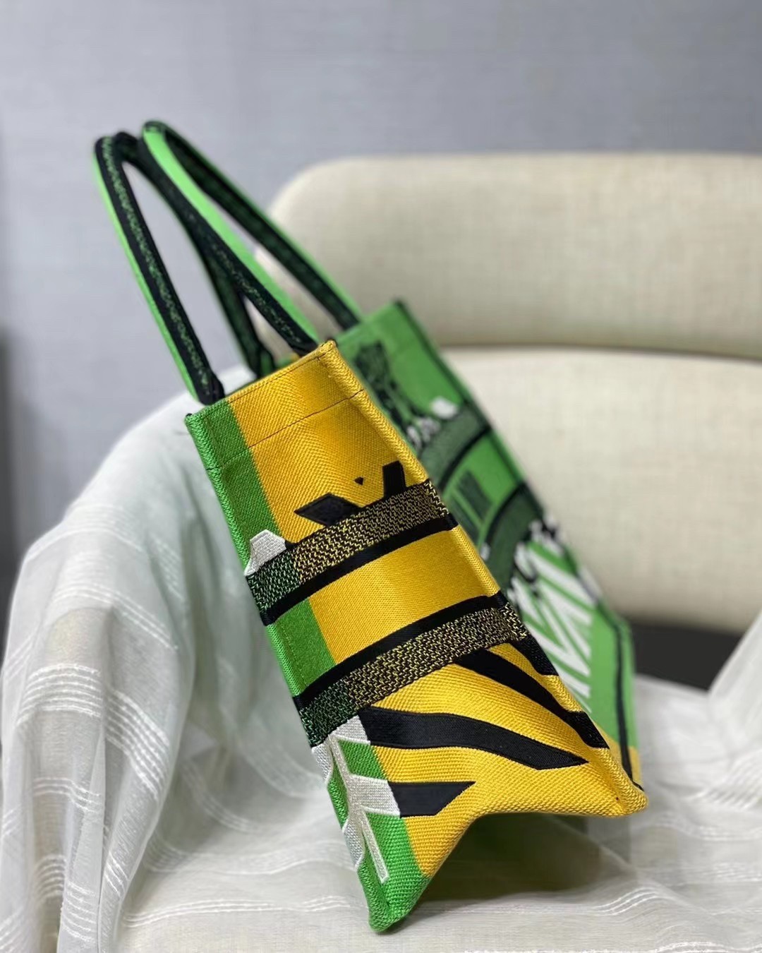 D*or medium book tote bag in green d-jungle pop embroidery