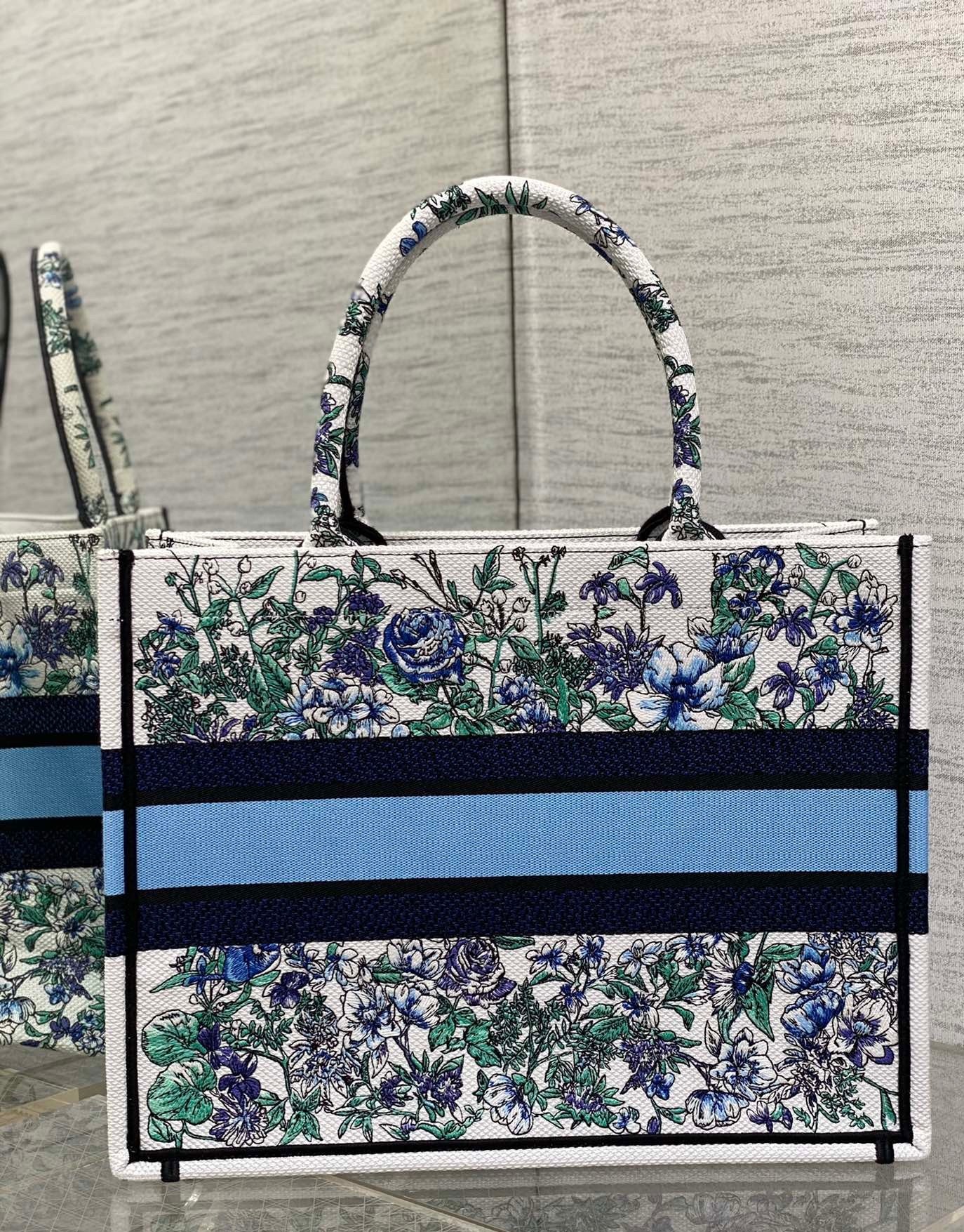 D*or medium book tote bag in multicolor flowers constellation embroidery