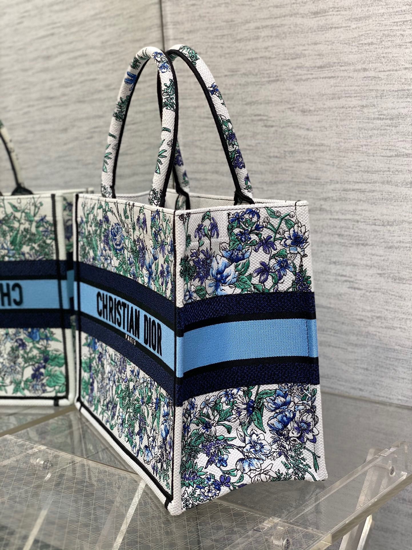 D*or medium book tote bag in multicolor flowers constellation embroidery