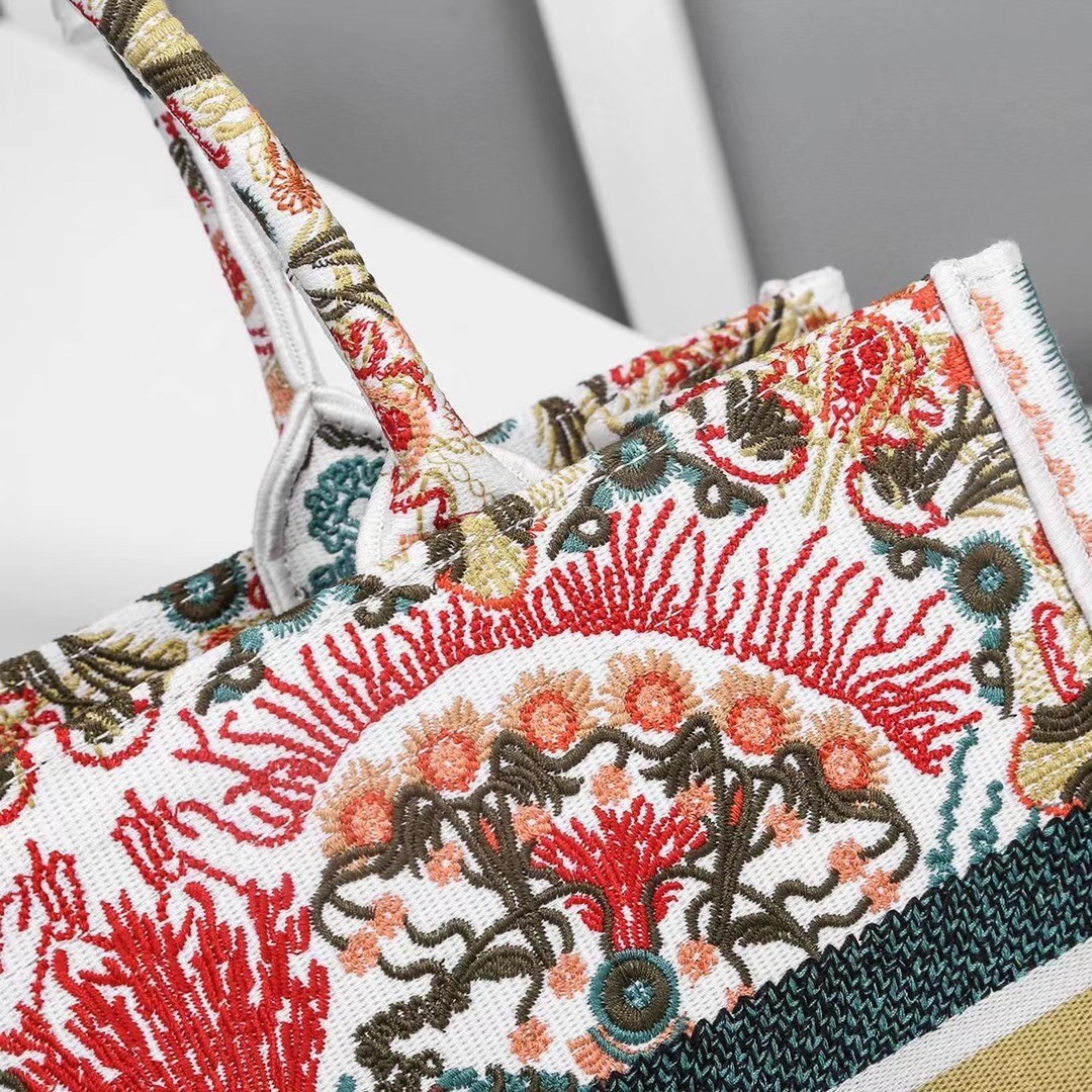 D*or small book tote in heart lights D*or embroidery