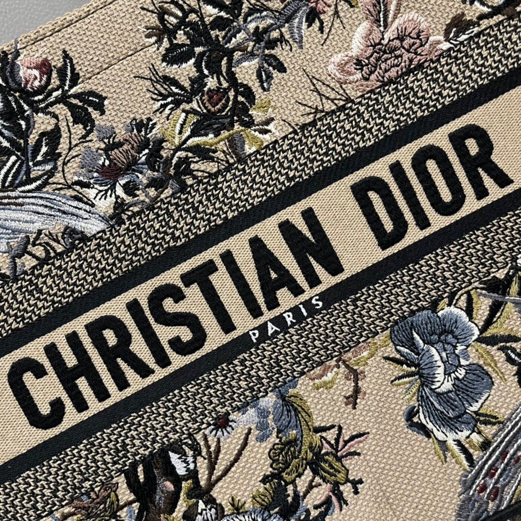 D*or medium book tote bag in beige jardin d