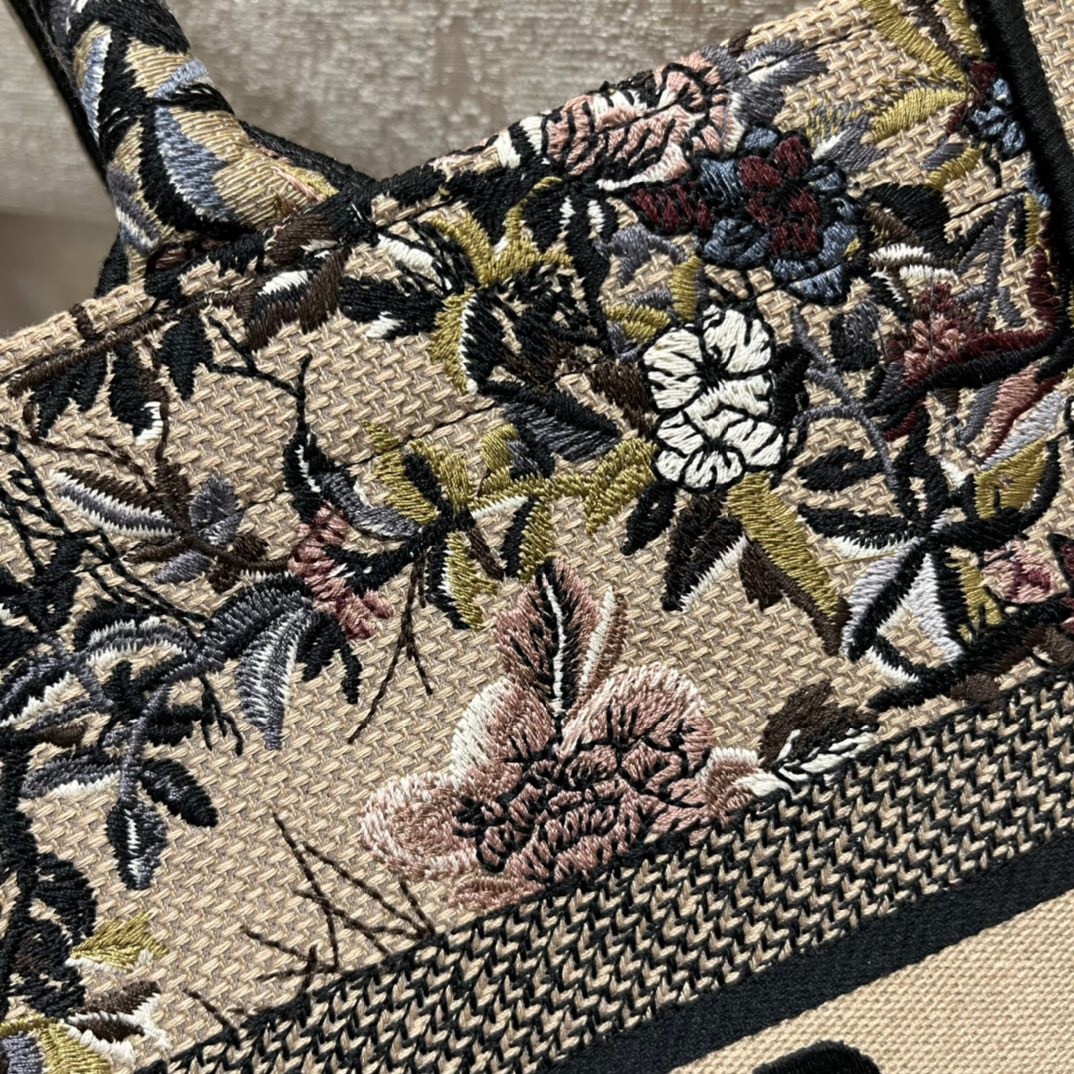 D*or medium book tote bag in beige jardin d