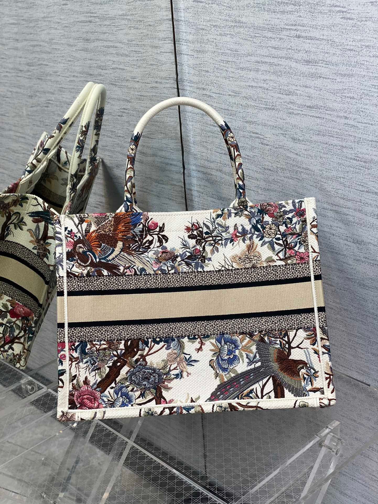 D*or medium book tote bag in white jardin d