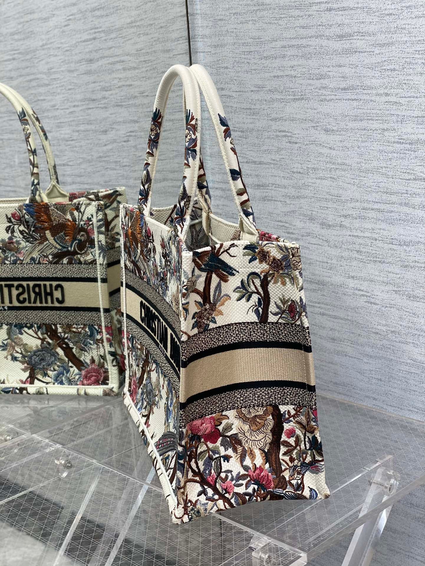 D*or medium book tote bag in white jardin d