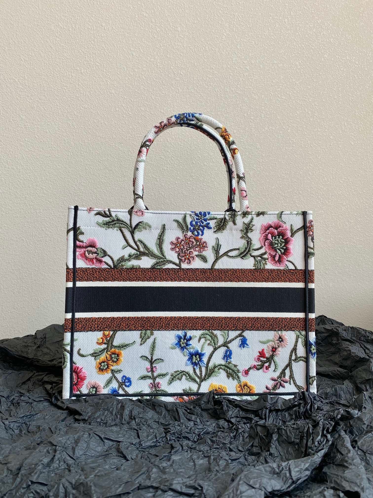 D*or medium book tote bag in white D*or petites fleurs embroidery