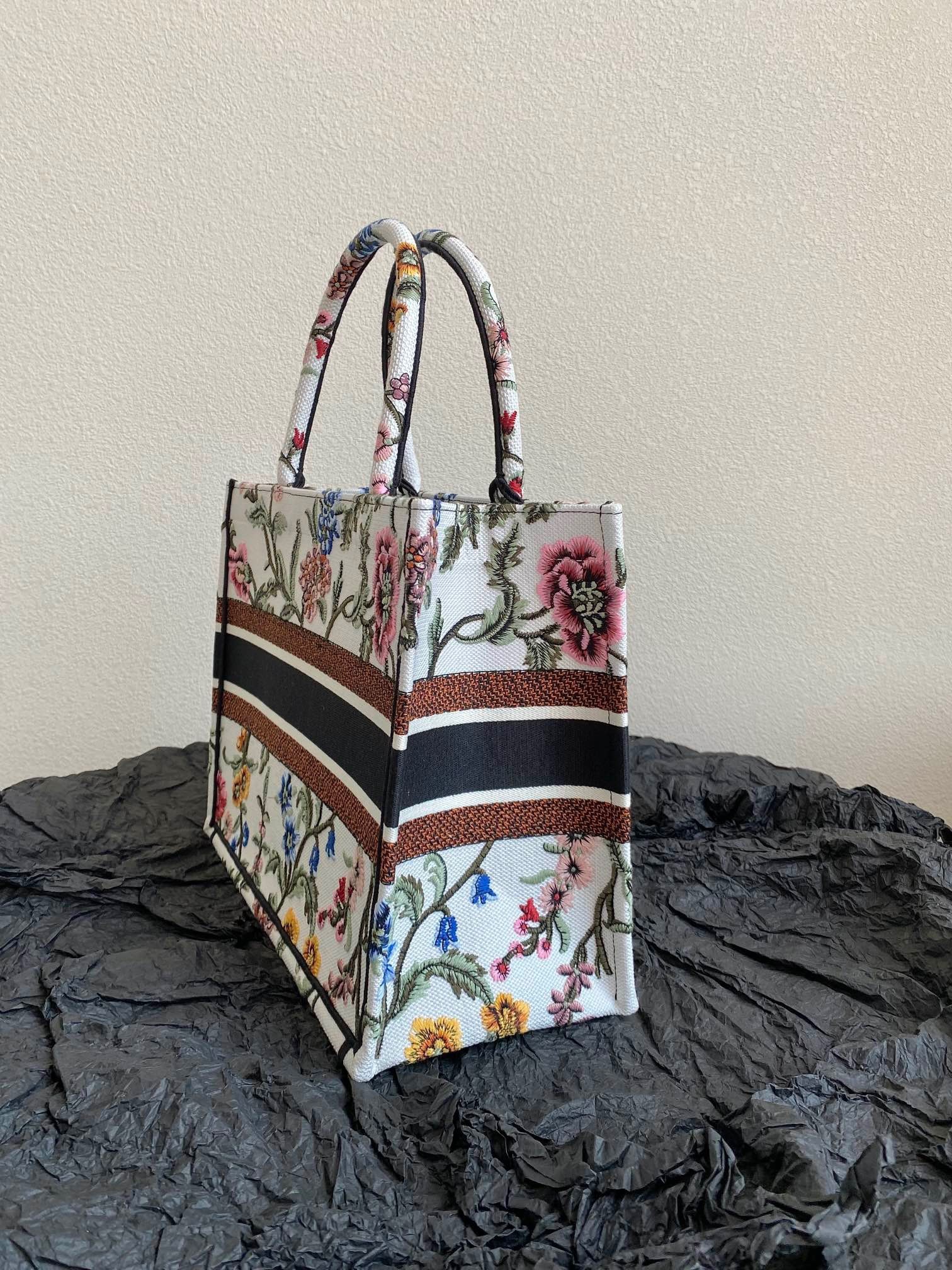D*or medium book tote bag in white D*or petites fleurs embroidery