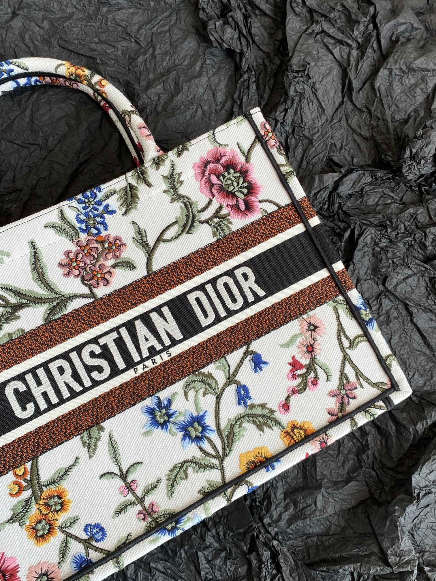 D*or medium book tote bag in white D*or petites fleurs embroidery