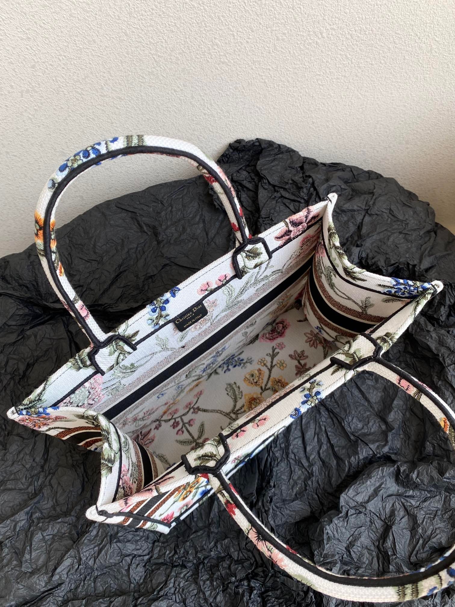 D*or medium book tote bag in white D*or petites fleurs embroidery