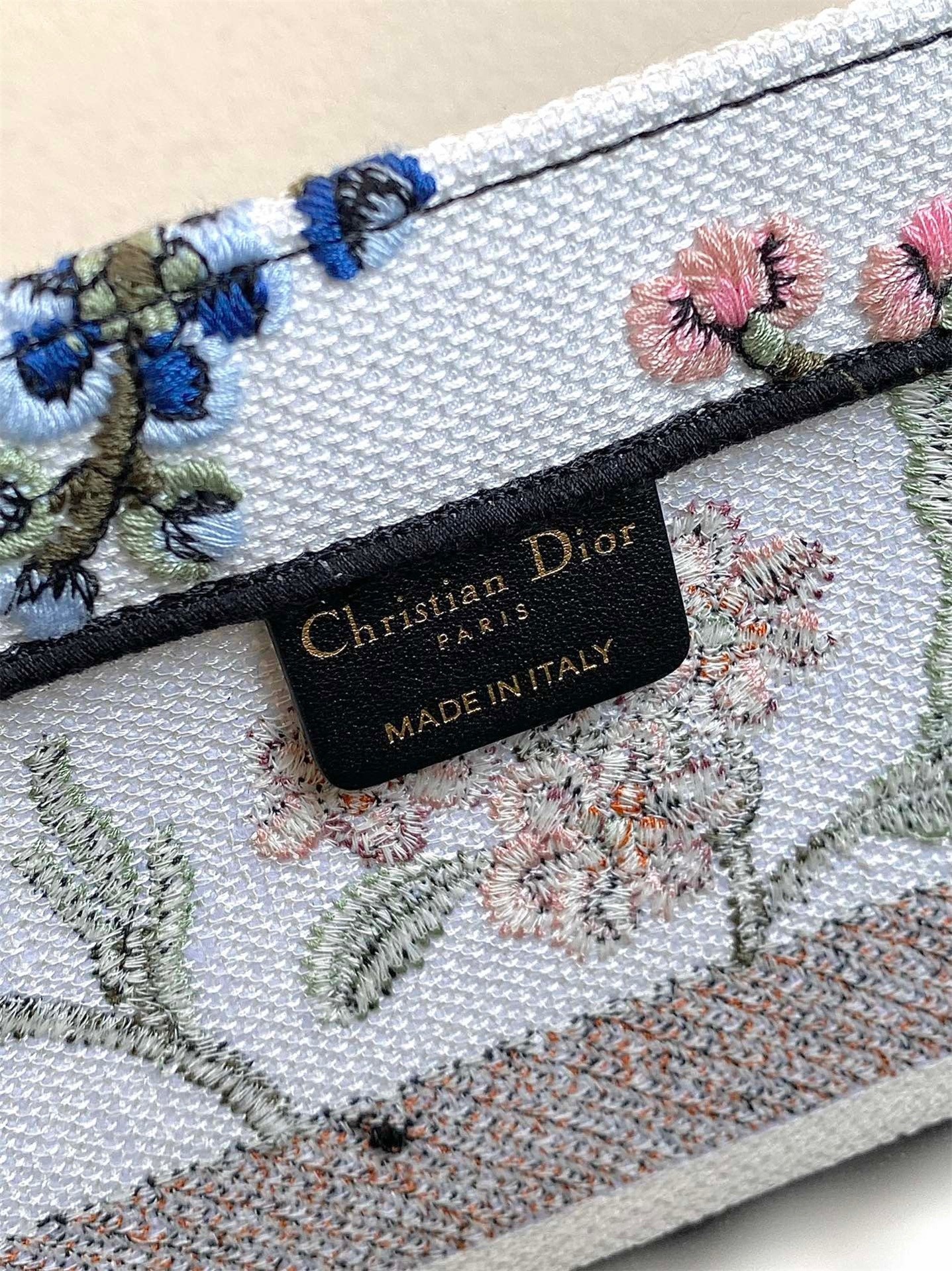 D*or medium book tote bag in white D*or petites fleurs embroidery