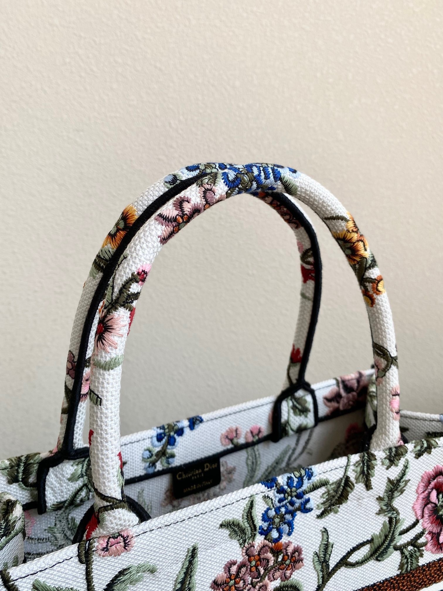 D*or medium book tote bag in white D*or petites fleurs embroidery