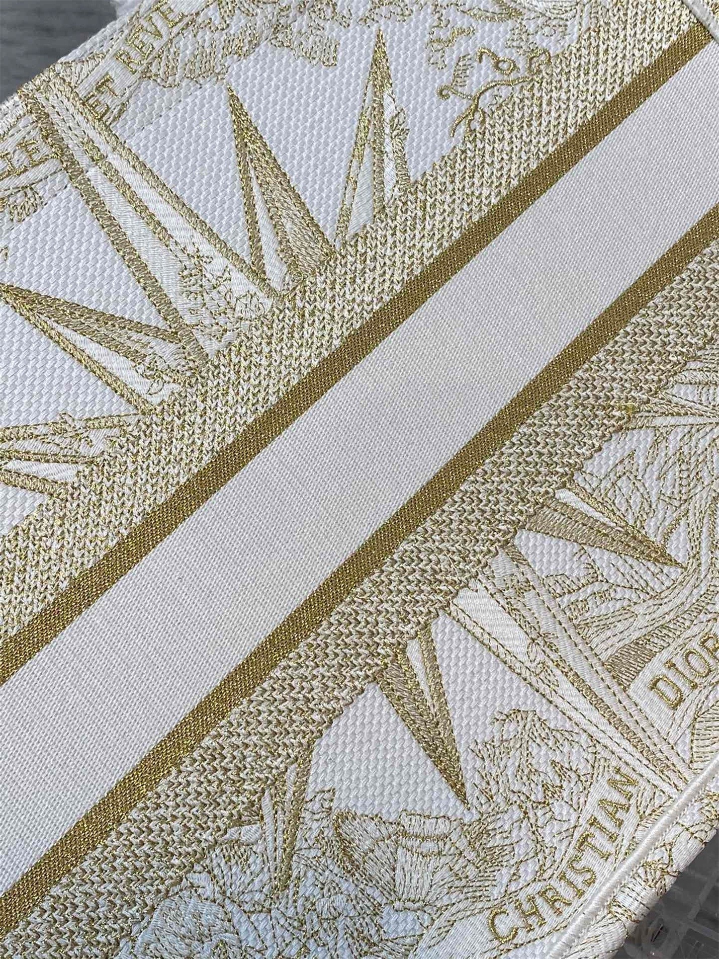 D*or medium book tote bag in gold rêve d