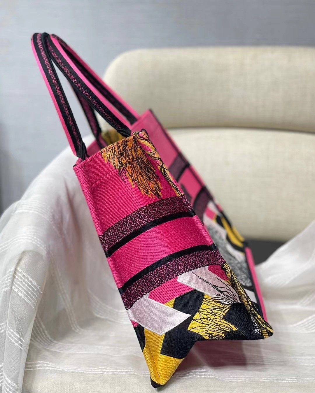 D*or medium book tote bag in toile de jouy zoom pop embroidery
