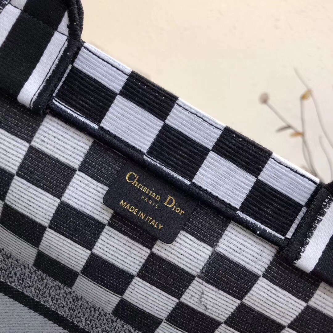 D*or book tote bag in black/white checkered canvas