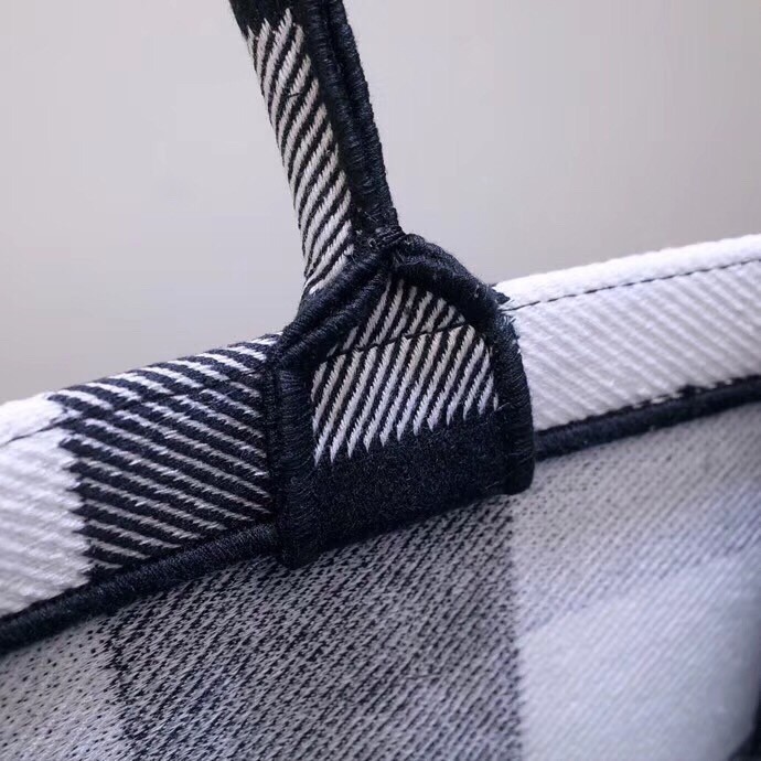 D*or book tote bag in white/black check embroidered canvas