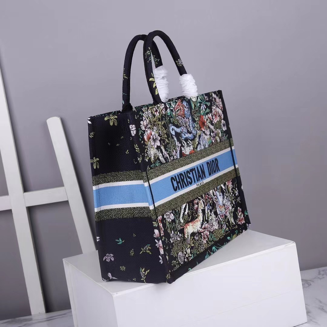 D*or large book tote in blue d-constellation embroidery