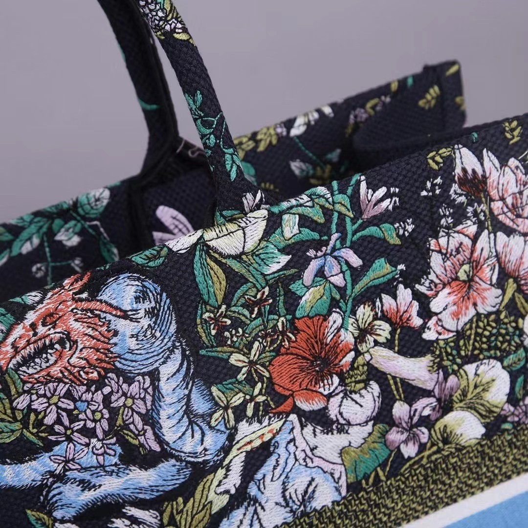 D*or large book tote in blue d-constellation embroidery