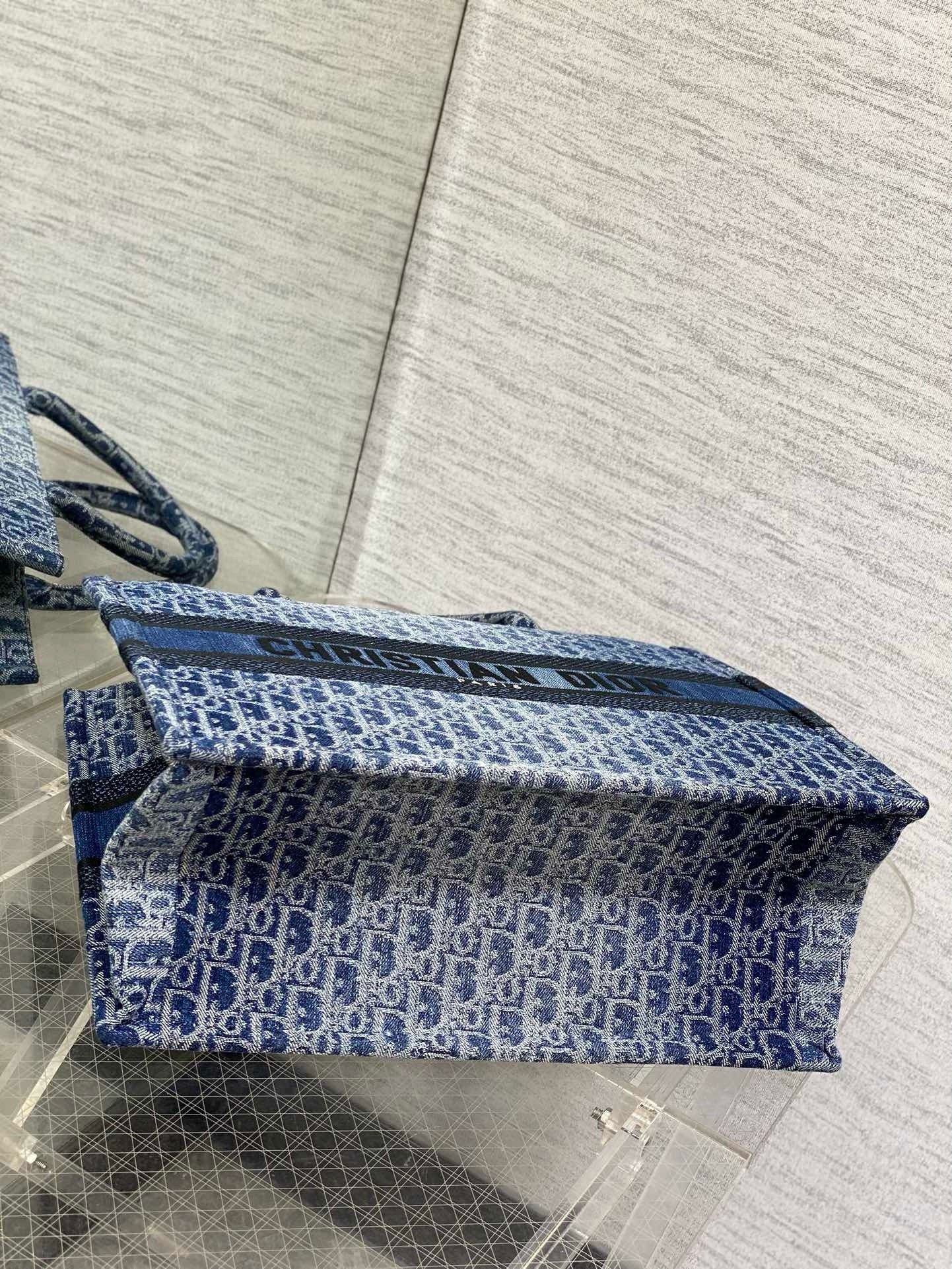 D*or large book tote bag in blue denim oblique jacquard